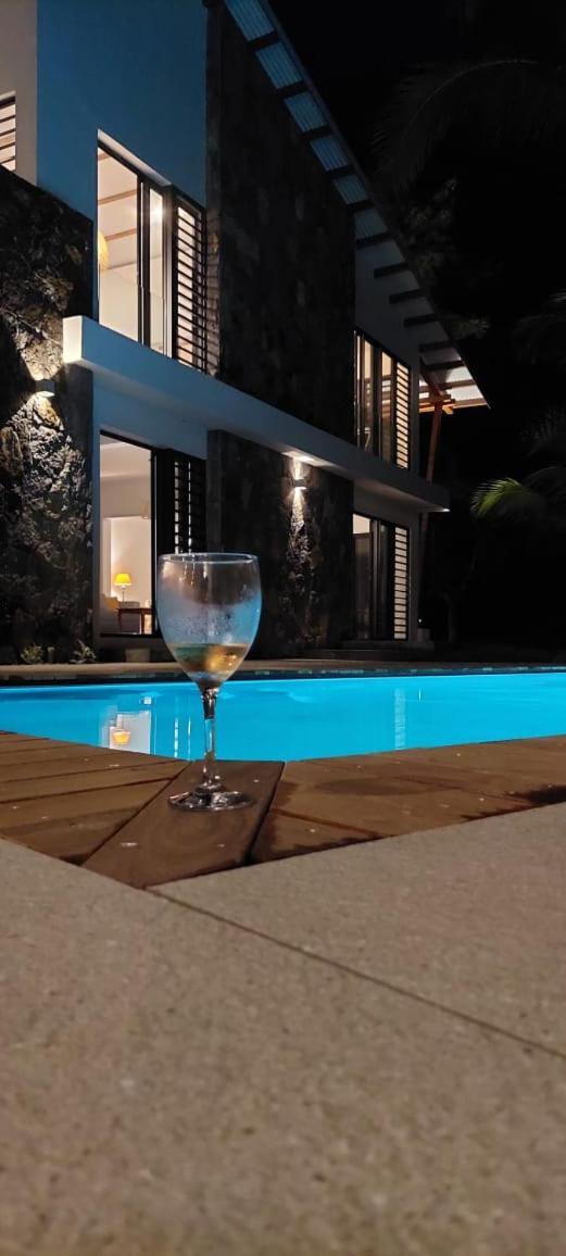 Canari Waterfront Villas Roches Noires Екстериор снимка