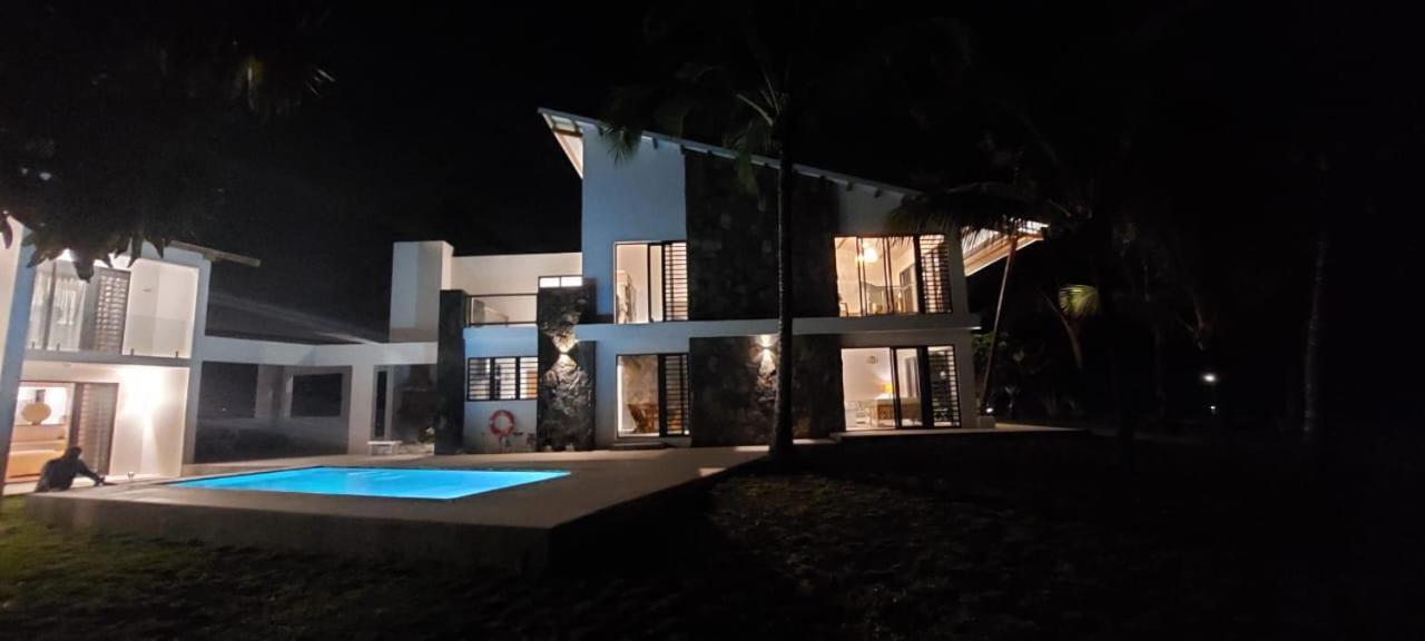 Canari Waterfront Villas Roches Noires Екстериор снимка