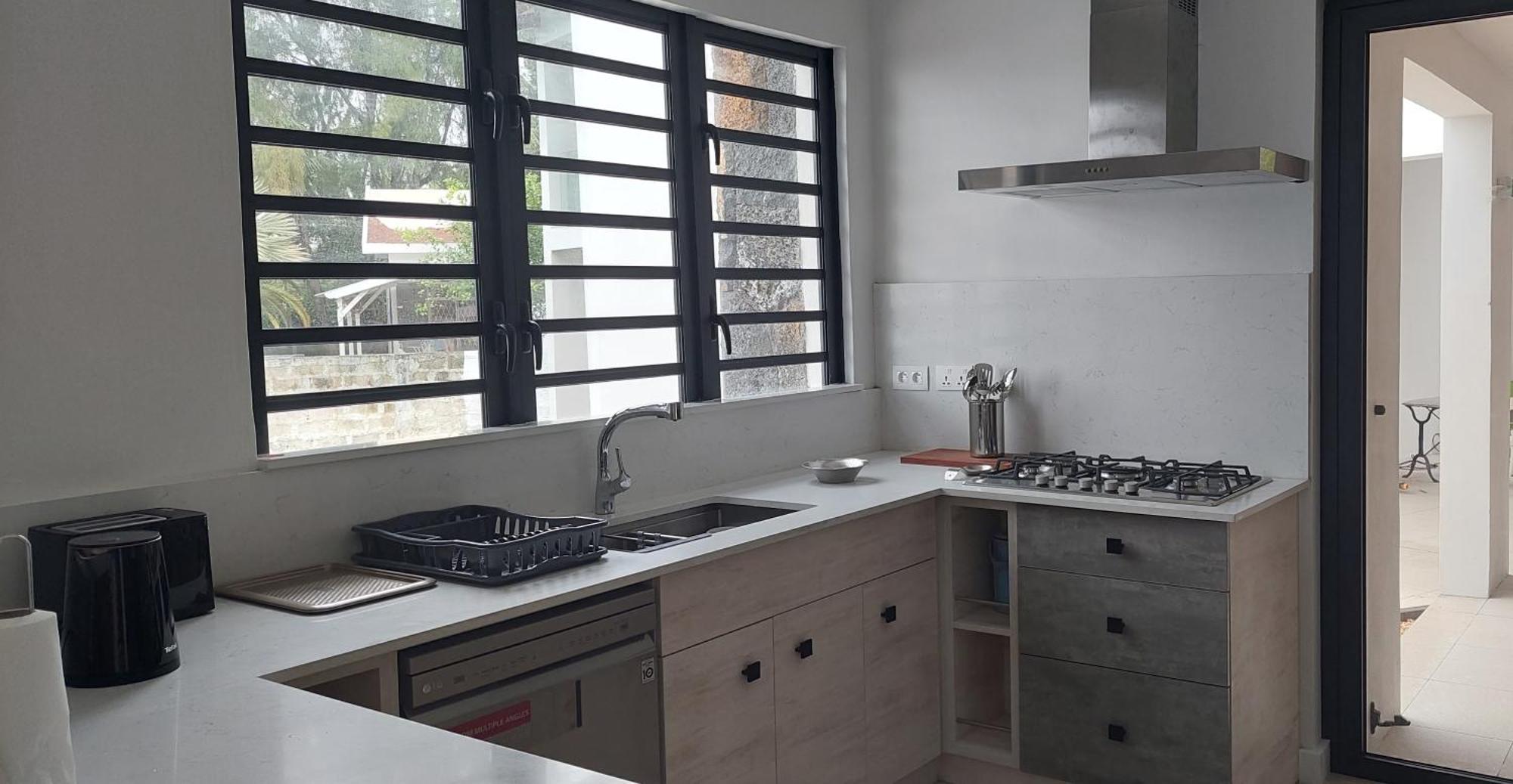 Canari Waterfront Villas Roches Noires Екстериор снимка